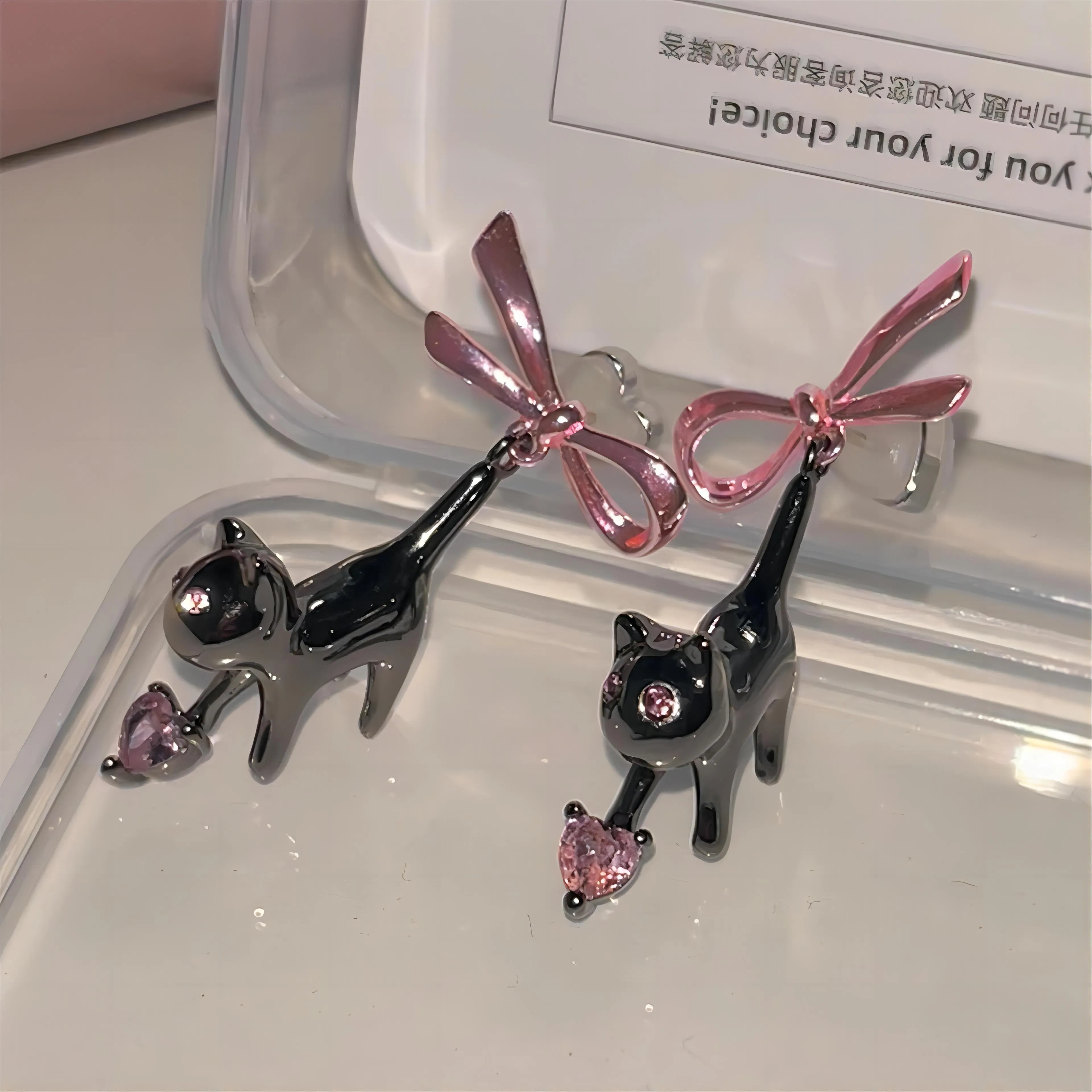 Chic Pink Heart Dangling Ribbon Cat Earrings