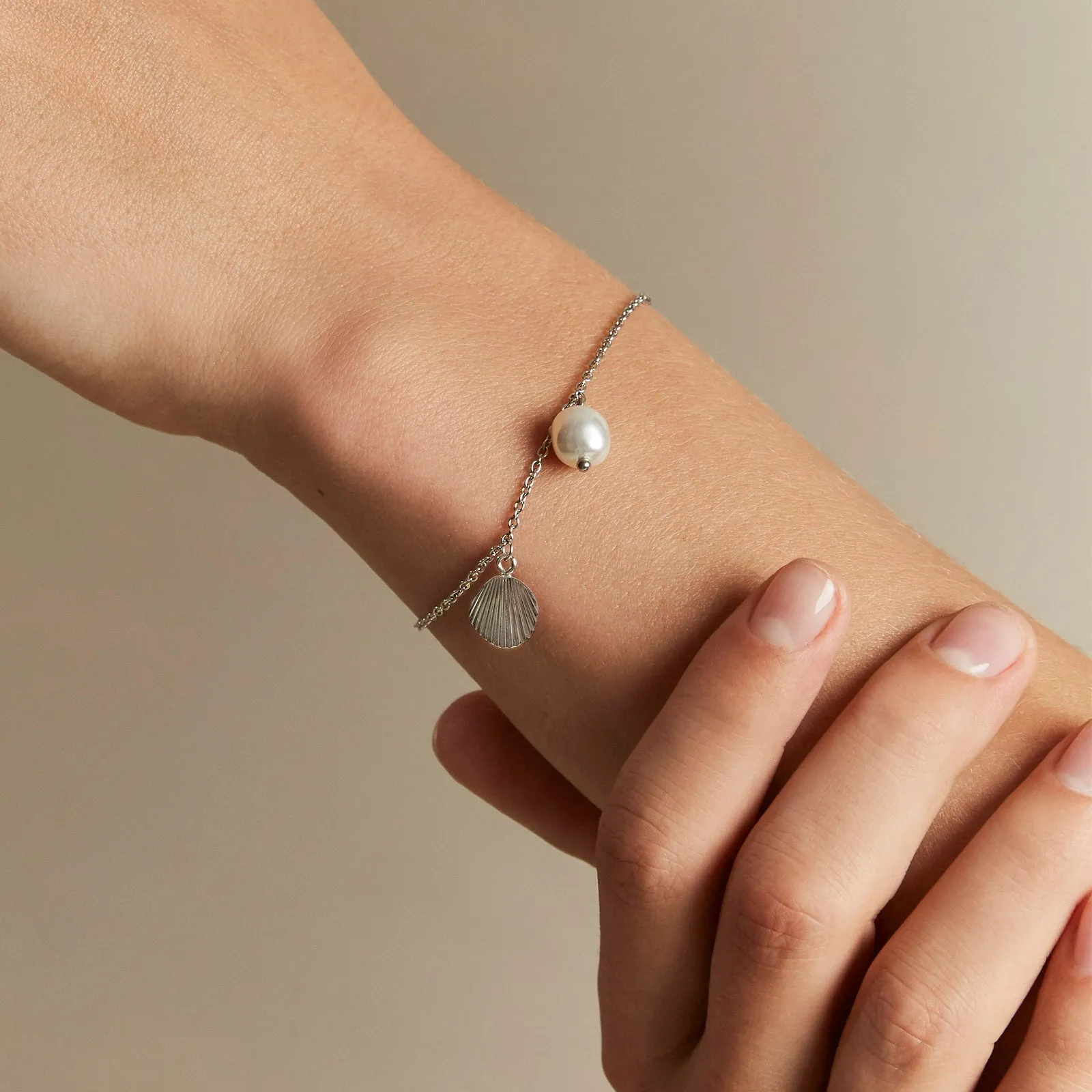 Shell and pearl bracelet