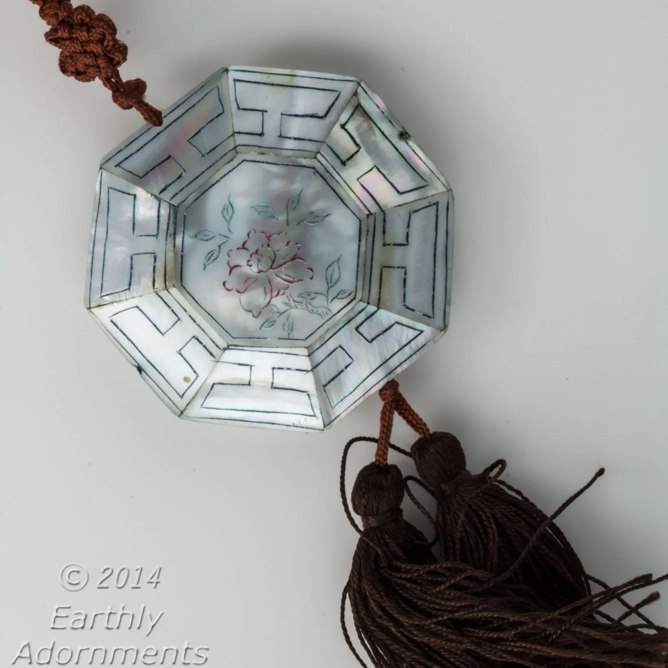 Vintage mother of pearl inlaid etched and painted pendant bead. 43x10mm. China export 1970's. b15-mop108e