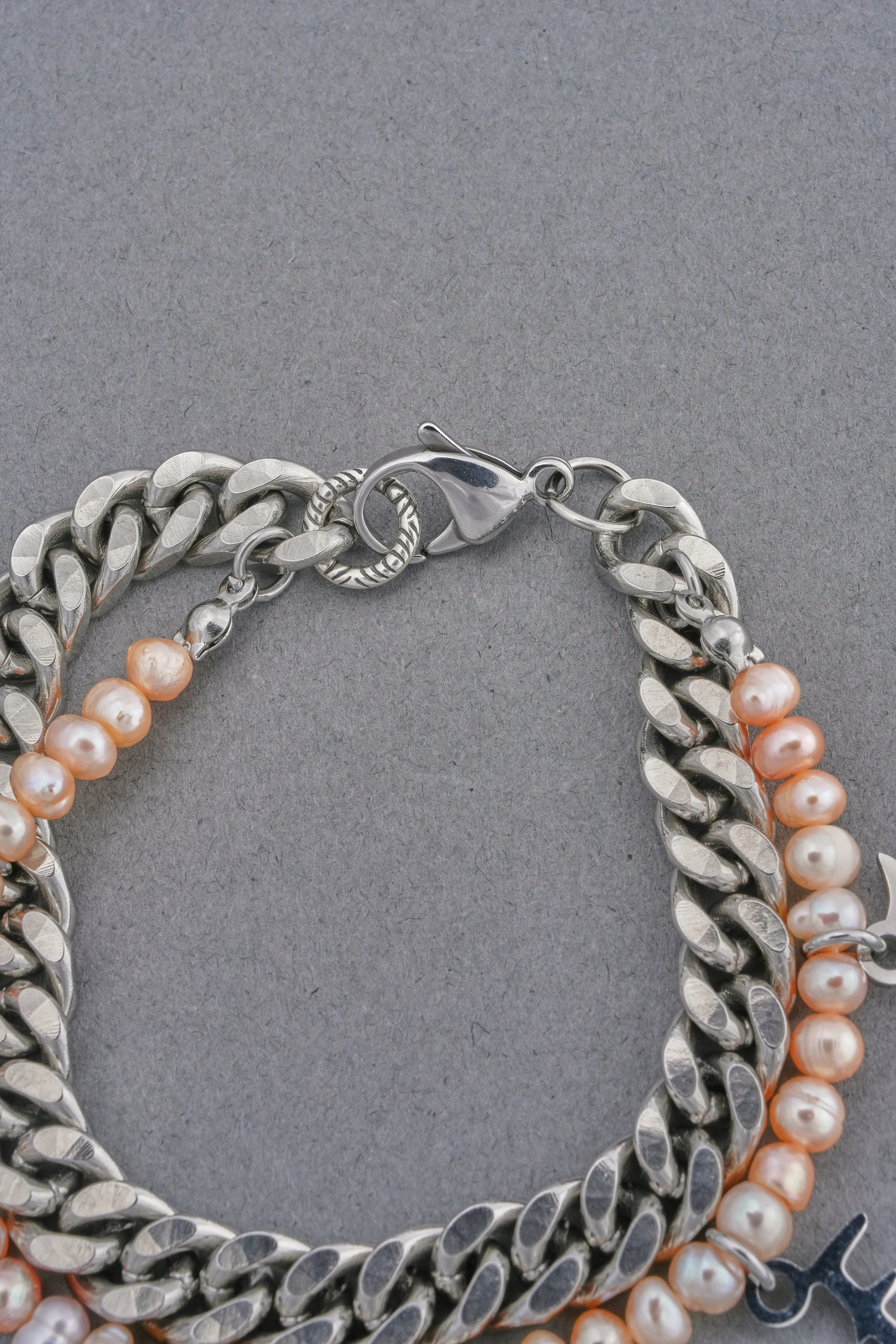 Wolves Curb Link And Pearl Bracelet in Silver/Pink